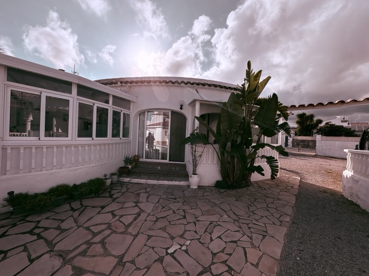 Casa pareada con piscina comunitaria tan solo ocho  vecinos.